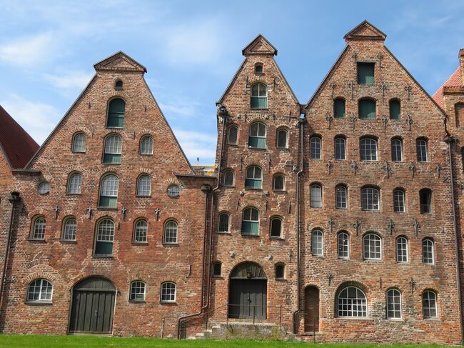 2023年5月5日（金）10年ぶりにLübeck リューベックへ(^^)/表紙のフォトはHolstentor ホルステン門の側にある塩の倉庫です。<br />この倉庫は16世紀から18世紀に使用されていたようです。リューベックに運ばれた塩を保管するために造られた建物なのですが、とても素敵です♪建物は歪んでおり、フォトに撮っても歪みがわかります。塩はリューベックやハンザ同盟都市にとってとてもとても重要な取引物だったようです。<br /><br />&lt;旅行日程＞<br />0426 羽田国際空港→Mainz<br />0427 Mainz→Metzingen(Wurtt) →Dettingen → Bad Urach→<br />　　　　Tubingen←▲NG DB遅延で行けず、Mainz　マインツに戻る<br />0428　Mainz→Ladenburg→Weinheim→Heppenheim ←▲NG DB遅延<br />0429　Mainz→Rudesheim(Rhein)→Alsheim<br />0430　Mainz→Munchen　移動<br />0501 Munchen →Starnberg→Tutzing→Murnau→Weilheim→Munchen<br />0502 Munchen →Gunzburg→Ulm→Giengen<br />0503　Munchen→ Freising<br />0504　Munchen →Hannover　移動<br />★0505　Hannover →Lübeck→Hamburg<br />0506 Hannover →Bad Sooden-Allendorf　→Hann Münden→Witzenhausen Nord<br />0507 Hannover →Wernigerode→Quedlinburg→Goslar<br />0508　Hannover →Rinteln→Hameln→Hildesheim→Elze(Han)<br />0509　Hannover →Paderborn→Höxter→Holzminden<br />0510　Hannover →Mainz→Bachrach　移動<br />0511　Mainz→Cochem→Koblenz<br />0512 Mainz→Bad Wimpfen→Heidelberg<br />0513　Mainz→Köln<br />0514　Mainz→Limburg→Idstein<br />0515　Mainz