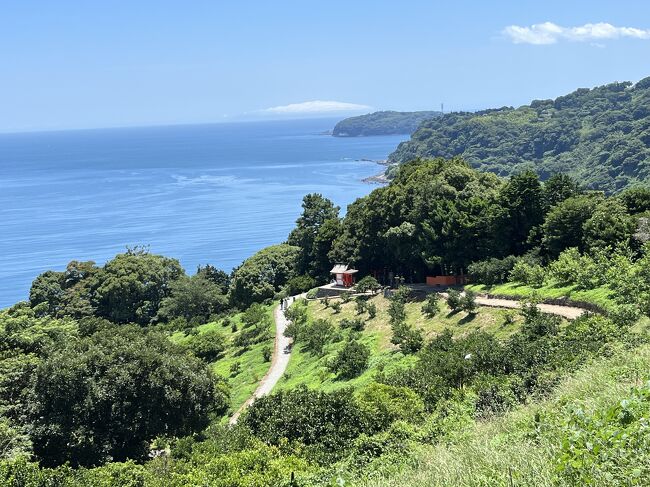 小田原郊外の高台に建つ江ノ浦測候所。天気の観測所ではありません。<br /><br />写真家、現代美術のアーティストとして世界的に知られ、日本の古美術や神道などにも造詣が深い杉本博司氏が作った、杉本ワールド炸裂の公園のような施設です。<br />最近、BTSのメンバーが訪れたそうで、知名度がアップしています。<br /><br />3年前、京都の京セラ美術館で開かれた杉本さんの個展で、江ノ浦測候所の存在を知り、ずっと行ってみたいと思っていました。<br /><br />測候所の後は、約15年ぶりに熱海のMOA美術館へ。<br />最後は、御殿場に足を伸ばして、メゾン・ケイを再訪問してディナーに舌鼓。<br /><br />東京から日帰りで、箱根の周りをぐるっと回るアート美食の旅です。<br />