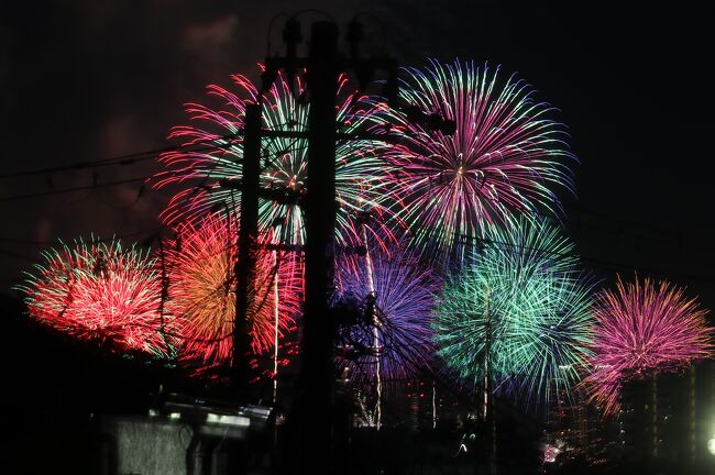 　２０１１年に花火会場の近くのホテル（テレビ花火中継のホテル）を取り、有料席で鑑賞しましたが、会場から５分のホテルに帰るのに１時間かかり、それ以来は娘夫婦のマンションで鑑賞していました。<br />　昨年、娘夫婦が新築し、コロナ禍で中止となっていた花火大会が、昨年実施したところ娘夫婦の３階ベランダから花火が見えるということで、行ってきました。<br /><br />