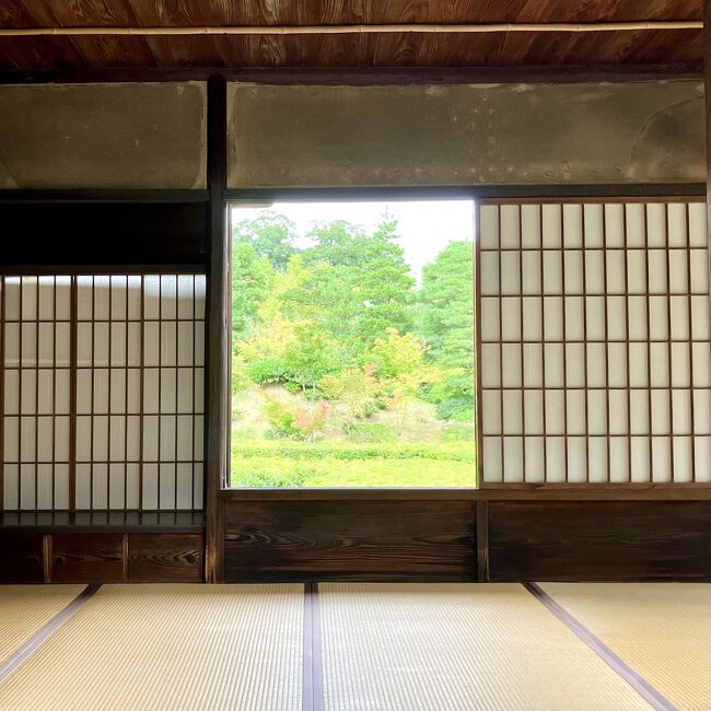 デュシタニ京都ができたみたい。<br />調べてみたら、たまたまお部屋が開いていて。たまたま特別価格のプランも出ていたり。<br />紅葉にもまだ早く残暑厳しい夏の京都とシーズナリティはいまひとつですが、むしろだからこそ注目のお宿も気軽に試せます。<br />近年、各国のラグジュアリーホテルの進出が進む京都。新時代の幕開けなのかも!と期待して、1泊2日で京都に行ってきました。