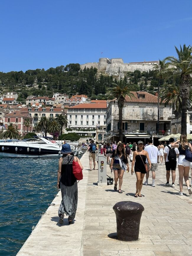 5年ぶりの海外ドライブ旅行はクロアチアへ。<br />クロアチアからスロベニアを少し廻って、途中でボスニア・ヘルツェゴビナのモスタールとモンテネグロのコトルへも。久しぶりの海外とあって、必須の確認事項を忘れていたりと道中トラブルも色々ありましたが、無事、とても楽しい旅となりました。<br />3週間の長旅、思い出の記録なので旅行記も長くなります。個人旅行やドライブのお役立ち情報も出来るだけ詳しく書く予定なので、楽しんで頂ければ嬉しいです(^o^)