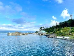 初島から繋がる青い空と海。美しく小さな島散歩。