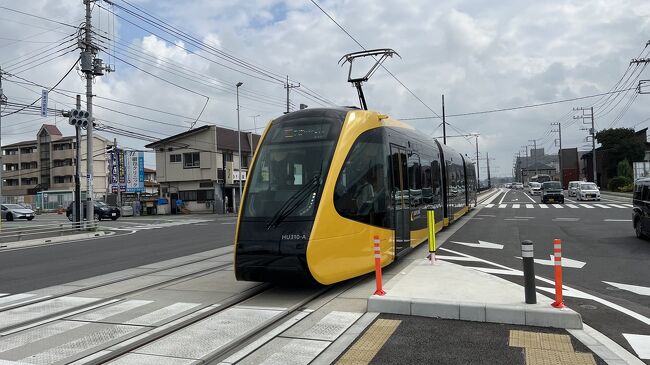 8月26日に開業した宇都宮ライトレールに乗りたいと思い、JRののんびりホリデーSuicaパスを使って宇都宮に行ってきました。ホリデーパスの有効区間は小田原~自治医大駅までなので、330円乗り越し料金を払います。久しぶりに着いた宇都宮駅は商業施設が増え、大変な賑わいでした。東武百貨店やオリオン通りに続く西口はあまり変わった感じはしませんでしたが、ライトレールのある東口は、ウツノミヤテラスなど新しい施設が建って、これからの発展を感じさせられました。早速ライトレールに乗車して、宇都宮大学陽東キャンパスで降り、ベルモールに行ってみました。<br /> 宇都宮を出発して小山駅で降り、「タクシー運転手さん一番うまい店に連れて行って」で出たチャイニーズレストランムサシで、お肉ごろごろ玉子あんかけチャーハンを食べました。大人気で45分待って席につけました。チャーハンの上にお碗がひっくり返しで出てきて、お椀を取ると300gの角煮がとろ~っとお出ましです。<br /> 小山を出た後は、足利まで行って東武鉄道に乗り換え太田まで行き、太田焼きそばを食べようと思いましたが、1時間に一本の両毛線に乗り遅れ、待つのも嫌なので、一気に小田原まで行き箱根の温泉に入ることにしました。<br /> 小田急小田原駅で小田原~箱根湯本往復乗車券と入館料が込みの箱根湯寮きっぷを1830円で購入。箱根湯寮の休日料金は1900円なので、だいぶ得をしました!温泉で汗を流し、小田原ラスカで魚力市場の寿司を買って湘南新宿ラインの車中でいただきながら、帰路につきました。