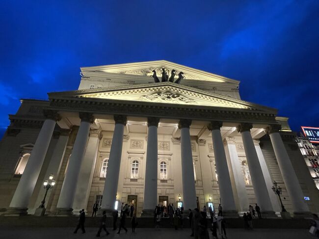 モスクワ滞在後半はロシア人の憩いの場、ヴェー・デー・エヌ・ハー（全ロシア展覧会場）という名称で親しまれている公園に行ったり、ボリショイ劇場でオペラを鑑賞したりしました。
