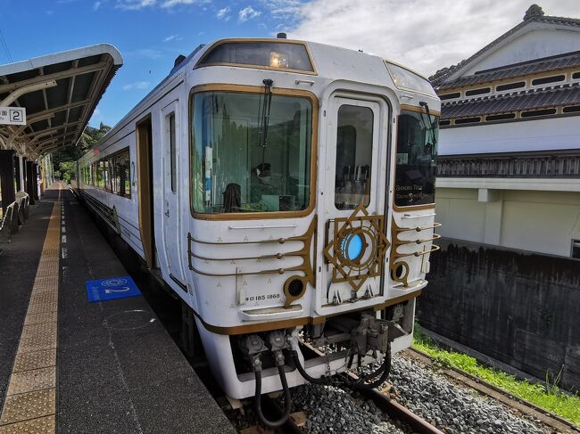 JR四国のお得きっぷ<br />バースデイきっぷの1日目<br />午後は志国土佐時代の夜明けのものがたりで<br />高知まで行きます<br />名前が長い(*_*;<br />本日は高知で泊まります<br /><br />バースデイきっぷで観光列車に乗ってるので<br />アテンダントさんから手書きのバースデイカードを<br />各々の観光列車で頂きました(*^^*)<br />嬉しいですよね！<br /><br />1日目<br />大阪→岡山→坂出→松山<br /><br />2日目<br />松山→宇和島→窪川→高知<br /><br />3日目<br />高知→夜須→津島ノ宮→坂出→丸亀<br /><br />4日目<br />丸亀→高松→徳島→大歩危→多度津→岡山→姫路→大阪