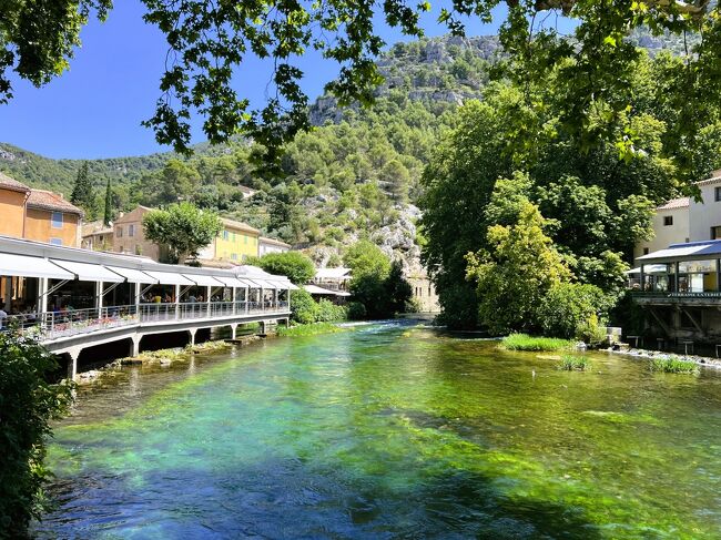 「フォンテーヌ・ド・ヴォークリューズ(Fontaine de Vaucluse)」は<br />ヴォークリューズ山地の岩山の麓にある小さな村です　<br />村に流れるソルグ川はとても透明度 が高く、<br />エメラルドグリーン色をしています。<br />美しい自然に癒やされます。<br />年間約100万人の観光客が訪れる大人気の観光地でもあります。<br /><br />この旅行記※7月16日(日)　フォンテーヌ＝ド＝ボークリューズ散策<br /><br />　日程<br />7月04日(火)　ポートランド　→　シカゴ経由　→　（機内泊）<br />7月05日(水)　ミュンヘン経由　→　ニース泊<br />7月06日(木)　ニース　→　ヴィルフランシュ＝シュル＝メール　→　ニース泊<br />7月07日(金)　ニース泊<br />7月08日(土)　カーニュ＝シュル＝メール　→　アンティーブ　→　マンドリュー・ラ・ナブール泊<br />7月09日(日)　サン＝トロペ　→　ラマチュエル　→　ガッサン　→　ボルム＝レ＝ミモザ泊<br />7月10日(月)　イエール　→　ル・カステレ　→　ラ・キャディエール＝ダズール　→　ラ・シオタ泊<br />7月11日(火)　カシス　→　マルセイユ泊<br />7月12日(水)　エクス・アン・プロヴァンス泊<br />7月13日(木)　アンスウィ　→　ルールマラン　→　ボニユー　→　ラクスト　→　メネルブ　→　アプト泊<br />7月14日(金)　セーニョン　→　ラベンダー畑巡り　→　ヴァロンソル 　→　ムスティエ＝サント＝マリー泊<br />7月15日(土)　モンブリュン= レ=バン　→　ソー　→　ヴナスク　→　カルパントラ泊<br />7月16日(日)　リル＝シュル＝ラ＝ソルギュ　→　フォンテーヌ＝ド＝ボークリューズ　→　セナンク修道院　→　ゴルド　→　ルシヨン　→　カバイヨン近郊泊<br />7月17日(月)　カバイヨン　→　ヴィルヌーヴ＝レザヴィニョン　→　アヴィニョン　→　アヴィニョン近郊泊<br />7月18日(火)　サン＝レミ＝ド＝プロヴァンス　→　レ・ボー＝ド＝プロヴァンス　→　アルル泊<br />7月19日(水)　シルヴェレアル泊<br />7月20日(木)　オルニトロジック・デュ・ポン・ド・ゴー公園　→　サント＝マリー＝ド＝ラ＝メール　→　エーグ＝モルト　→　ニーム泊<br />7月21日(金)　ユゼフ　→　ポン・デュ・ガール　→　シャトーヌフ＝デュ＝パプ　→　オランジュ泊<br />7月22日(土)　セギュレ　→　ヴェゾン＝ラ＝ロメーヌ →　グリニャン　→　ラ・ガルド＝アデマール →　ミルマンド　→ バランス近郊泊<br />7月23日(日)　サン＝タントワーヌ＝ラベイ　→　グルノーブル　→　ラ・グラーヴ　→　ヴィラール＝ダレーヌ泊　<br />7月24日(月） トリノ泊<br />7月25日(火） トリノ泊<br />7月26日(水)　エントレヴェス泊<br />7月27日(木)　アオスタ泊<br />7月28日(金)　ブレウイル＝チェルヴィナイア泊<br />7月29日(土)　トリノ近郊　→　モンドビ近郊泊<br />7月30日(日)　モンドビ　→　ノーリ　→　チェルヴォ　→　サンレモ近郊泊<br />7月31日(月)　サンレモ　→　サンタニェス　→　マントン　→　ロクブリュヌ＝カップ＝マルタン　→　モナコ　→　ペイヨン泊<br />8月01日(火)　ラ・テュルビー　→　エズ　→　Villa Kérylos　→　ロスチャイルド邸　→　トゥレット＝シュル＝ル近郊泊<br />8月02日(水)　サン＝ポール＝ド＝ヴァンス　→　ヴァンス　→　トゥレット＝シュル＝ル　→　グルドン　→　グラース　→  ムアン・サルトゥー泊<br />8月03日(木)　ムージャン　→　ヴァルボンヌ　→　ヴァロリス　→　ビオット　→　ヴィルヌーヴ・ルベ泊<br />8月04日(金)　ニース　→　ニューヨーク経由　→　ニューヨーク近郊泊<br />8月05日(土)　ニューヨーク　→　ポートランド自宅