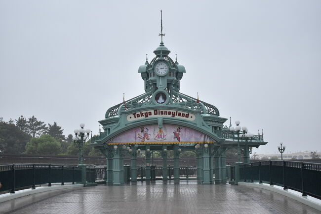 1日目は無事にディズニーシーで大満喫、問題の2日目。<br />この日は朝から雨。<br />台風直撃のようです…<br /><br />レインコートを着て、傘をさしてランドの開園待ちに出かけますが…<br />かなりの暴風雨。<br />長女は飛ばされかけ、次女は泣き叫び。<br />そこまでして行く必要ある??と思い始め…<br />近くにいたキャストさんに確認するとアプリから日時の変更ができるとのこと!<br />とりあえずホテルに戻ることにしました。<br /><br />キャストさんの言う通り、アプリから日時の変更ができました。(差額は必要)<br />けど、今日は1日どうしよう…<br />ホテルのフロントさんに聞いてみると、舞浜駅周辺はショッピングモールになっているので濡れずに遊べるよ~とのこと。<br />髪やら服やら乾かしてお昼前に再び出かけました。<br /><br />長女:5歳7ヶ月<br />次女:2歳11ヶ月
