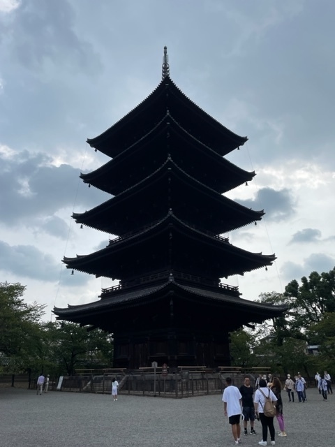 ＪＲ京都駅から一駅近鉄東寺駅から歩きます。東寺、梅小路公園、京都水族館、西本願寺、東本願寺、京都タワー、京都駅、京都駅のポルタで昼食を食べて帰ります