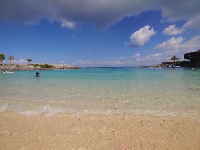 ※GOTO トラベルを利用した沖縄旅行記です。<br />夫と三兄弟は、初めての沖縄！<br />私はオフシーズンの沖縄しか行ったことがなかったので、沖縄の海がこんなに素晴らしいものとは知りませんでした！<br />１０月初旬でも日中は気温が上がり、まだまだ泳げる季節です。<br /><br />【１日目】<br />羽田空港→那覇空港　１０時台に到着。<br />レンタカーで目指すは、ルネッサンスリゾートオキナワ！<br />ルネッサンスリゾートオキナワは、子連れに満足度の高いホテルです。<br />今回の旅では…<br />３連泊特典のクラブサビー（premium）をフル活用！<br />※クラブサビー…連泊特典で朝食やランチ、アクティビティ、温泉、ラウンジ等がなんと無料ｏｒ割引価格で楽しめます。<br />チェックイン当日からセイルフィッシュカフェ（ランチビュッフェ）もいただけるので、１４時半までに仮チェックインする事がオススメです☆<br /><br />【２日目】【３日目】<br />・ルネッサンスリゾートオキナワのアクティビティに参加。<br />・初めて&#11088;︎お仕事チャレンジ<br />　↑幼児、小学校低学年にオススメ。<br /><br />【４日目】<br />那覇空港→羽田空港　１６時台に到着<br /><br />レンタカーを４日間借りましたが、結局どこに出かけるわけでもなく･･･（勿体なかったかな?）<br />ルネッサンスリゾート オキナワのみで十分満足な滞在が出来ました！<br />