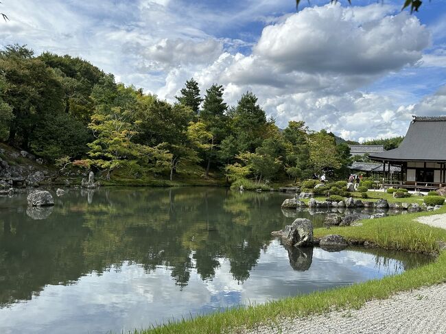 会社の社員旅行で二泊三日で京都旅行<br />初日午後 2日目午前 3日目お昼は自由時間<br /><br />初日は嵐山に行ってきました<br />紅葉前のシーズンオフで<br />比較的すいているはずが<br />やはり京都<br />凄い人人人 外国の方も多かった