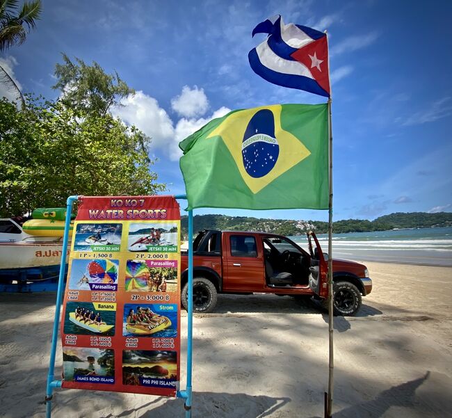 これまで他国に出向員として駐在していた時分は、タイには一週間程の旅行で来訪する事はあったのだが...時間の制約やら心の余裕の都合から、バンコク・パタヤ・チェンマイまでが関に山で...「プーケット」や「サムイ」など南部のビーチリゾートまで来る事は考えにも及ばなかった...<br /><br />...特に、タイの訪問は、引退後、どの場所に住もうかなぁぁ...と言う下見という目的もあったし(南部ビーチリゾートは対象外)...また、駐在していた国自体に、プーケットなんかよりもずぅ~っと落ち着いた、静かで綺麗な海やビーチは山ほどあったしね...<br /><br />ご参考:<br />https://4travel.jp/travelogue/11097952<br />https://4travel.jp/travelogue/11098095<br />https://4travel.jp/travelogue/11052769<br /><br />それと...やっぱ「海」って若い方はenjoyできるけど...徐々に、例年歳を重ねて行く内に、(男女関わらず)無駄な贅肉抱えて...ブザマに太って衰えた裸体を晒すほど惨めな気持ちになる事はない...<br /><br />また日焼けによる老化の促進やら、シミとかも気になり出すし...後頭部、天井部...薄くなってきた頭部への直射日光もなんだか嫌だしとか...『たかが海に行くだけでも』色々と沢山考える事が出てきて面倒臭い...<br /><br />ああ、年取るって...嫌だ、嫌だ...<br /><br />更に現在の様に、バンコクに定住してしまうと、足を伸ばせばパタヤ、サメット等(汚らしい街並みと雰囲気が私は昔から大嫌いなのだが...)の海には簡単に行けてしまうので...(観光客も多く、物価も高い)プーケットの様な南部の観光地までは、今後、労力と金掛けてまで行く事はないかなぁぁ...とか、思っていたのだが...<br /><br />今回、突然、日本から旧友が来るという連絡が来たので、慌ててプーケットの高級ホテルと航空券を準備して待っていたのだが...<br /><br />なんと!!...直前になってその友人に急の仕事が入った為に「ドタキャン」...げげげげっ...<br /><br />ホテルは全てキャンセルできたものの、航空券がキャンセルも延長もできないものなので...致し方なく、今回は私お一人様で、ここプーケットまでやって来る事と相成った...苦笑