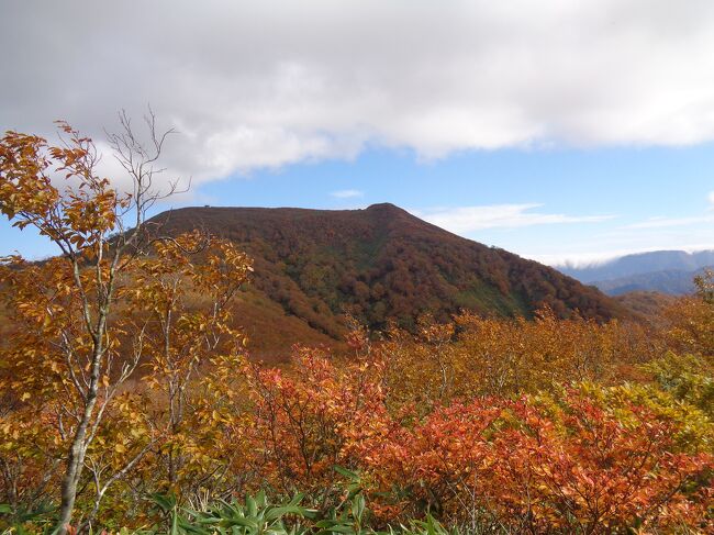 10月中旬になって，秋田の山は紅葉のシーズン．今回は泥湯温泉から出発して，小安岳，高松岳，山伏岳と湯沢の三山を回って，川原毛地獄に下りてくる周回コースにチャレンジしました．これらの三山は栗駒国定公園の一部で，北に栗駒山，南に神室山があります．登山道はいくつかあるようですが，一番の人気は三山を周回できるコースです．最高峰の高松岳でも標高は1,384mと決して高い山ではないのですが，結構急峻な稜線を歩くため，それなりに注意が必要のようでした．また，三山を周回すると全部で11～12kmになるので，日長が短くなる秋は，それなりに早めに出発する必要がありました．晴れていれば眺望はとても良く，栗駒山や神室山を見ることが出来ます．この日はお天気に恵まれた週末ともあって，結構沢山の登山客で賑わっていました．
