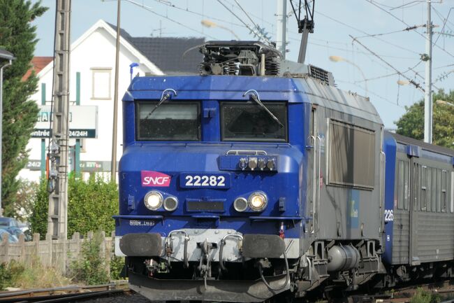 今回は、フランスでも急速にその数を減らしつつある鉄道模型専門店を訪ねる。アルザス地方に限定すると、ストラスブール市内の模型店は最後の一店が昨年閉店し、市内では鉄道模型は変えない状態。範囲を拡げると、ストラスブールの北に位置するホッフフェルデン、南西のヴィレ、南のコルマールにかろうじてお店があるのを確認した。この中で、ストラスブールから一番行きやすいのはホッフフェルデンの町にある鉄道模型店なので、品揃えの確認も兼ねてストラスブール到着初日に早速行ってみることにした。