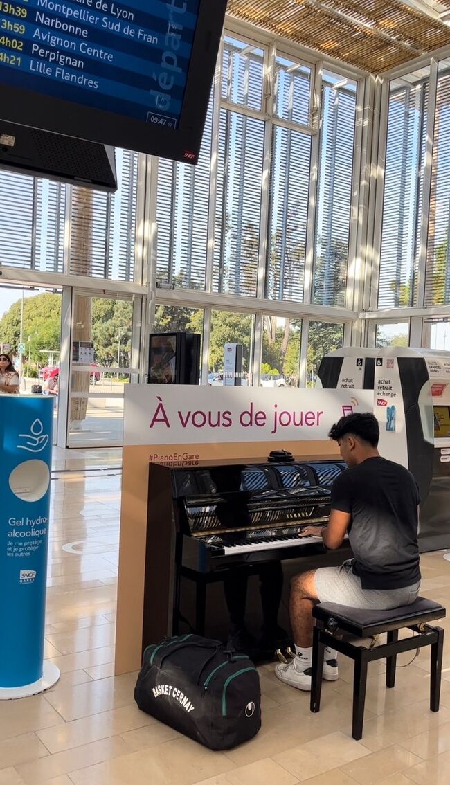 アルル駅からカルカソンヌ駅へ<br />途中NIMES centreで乗り換え予定であったが、一つ手前のNIMESでうっかり降りてしまう。。駅の係員に尋ねてみるがフランス語の為、他の乗客の方が英語で次の電車のホームを教えてくれる。<br />間違えた駅で、ストリートピアノを聴きながら次の電車を待つ。<br />これぞ旅の醍醐味。