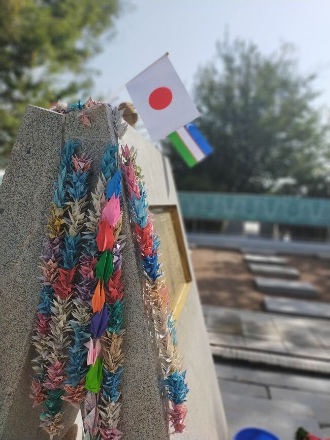 ANAのマイルを使った特典旅行でウズベキスタンへ行ってきました。<br />2ヶ月ちょっと前の予約ということもあって、羽田→福岡→仁川→タシケント、タシケント→仁川~金浦→関空→羽田と、なんだか寄り道の多い謎ルートです。<br /><br />ウズベキスタン国内の移動はこんな感じ。<br />タシケント→(夜行列車)→ブハラ(1泊)→(鉄道)→サマルカンド(2泊)→(鉄道)→タシケント(1泊)<br /><br />最後は首都のタシケントです。ブハラやサマルカンドと違って普通に都会なので、あまり目新しいものはなかったけれど、特に心に残ったのは、日本人墓地でした。