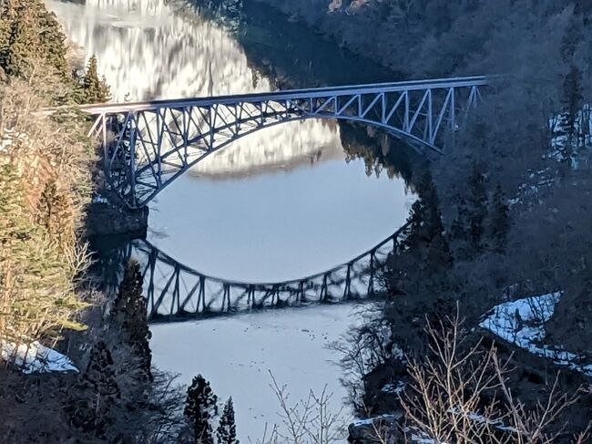 旅の２日目、今日はバスで只見川沿いのビュースポットや博物館などに寄り只見駅に向かいます。<br />奥会津地方の電源開発の歴史や自然・風土・雪景色など楽しみがいっぱい。<br />もちろん風景印を収取することも。<br />帰途は只見駅から会津川口駅まで列車に乗り、車窓の風景を見ることが出来ます。<br />川口駅からバスで郡山駅へ、新幹線で東京に帰ります。