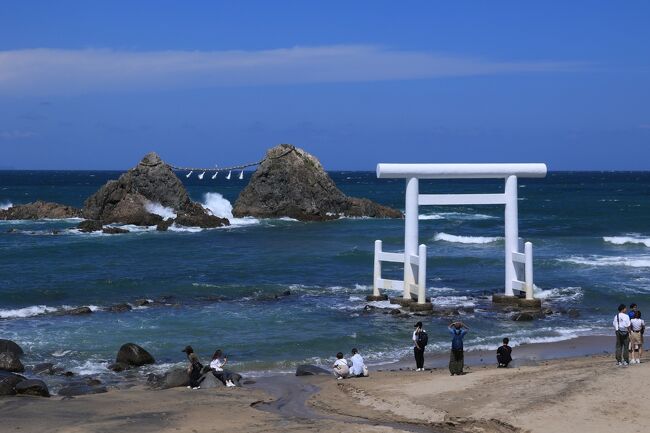 2023年8月と9月に青春18きっぷで近場散策と題して福岡の糸島を観光しました。<br />計画とは8月に行った1日で糸島すべて観光をする予定でしたが、時間的に回り切れず今回の桜井二見ヶ浦海岸は9月に観光しましたので続編として紹介します。<br /><br />日程<br />2023日9月13日（水）<br />門司港駅　8時35分発　2531M　小倉駅　8時48分着<br />小倉駅　9時01分発　4212M　　博多駅　10時22分着<br />博多駅　10時50分発　福岡地下鉄空港線　姪浜駅　11時05分着<br />姪浜駅　11時17分発　筑肥線471C　九大学研都市駅　11時27分着<br />学研都市駅前　11時37分発　昭和バス　二見ヶ浦　12時12分着<br />桜井二見ヶ浦<br />灘山展望台<br />小田浜海岸<br />二見ヶ浦バス停　19時40分頃発　昭和バス　九大学研都市駅　20時20分着<br />九大学研都市駅駅　20時58分発　筑肥線558C　博多駅　21時29分着<br />博多駅　21時36分駅発　快速3322M　小倉駅　22時40分着<br />小倉駅　23時16分発　52440M　下関駅　23時31分着<br /><br />写真は糸島の桜井二見ヶ浦に有る夫婦岩と白い海中大鳥居の絶景