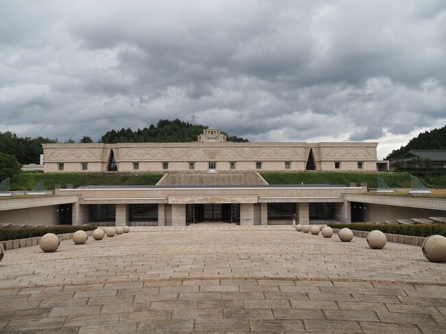 清峯寺で円空仏を堪能した後は、光ミュージアムに向かいます。<br />朝市散策で、光ミュージアムのポスターを見て、特別展「大観と玉堂」とあったので、これは行ってみようと思ったからです。<br />横山大観、河合玉堂はもちろん、北大路魯山人など、そして西洋画はゴッホ、モネ、ルノアールなどなど有名どころの作品が、そして国宝の太刀、能舞台もあったり、すごいものが鑑賞できます。<br />エントランスの地下通路や内部にピラミッド型のホールなどなどが、建物もすごい。<br /><br />【写真は、光ミュージアムです】<br /><br />