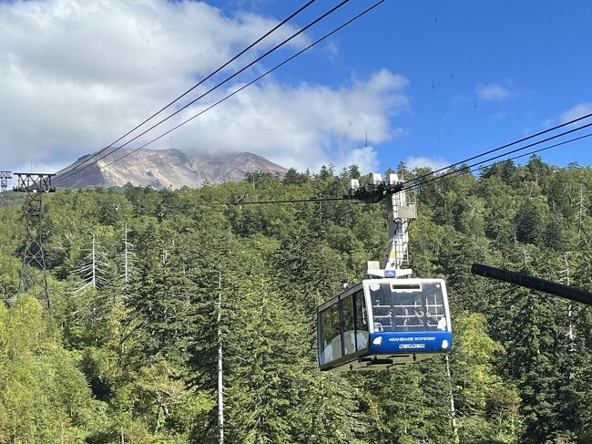 三度目の北海道。<br />今回は登山旅でレンタカー旅。<br /><br />東京では車などありえないし、森林限界もない。<br />北海道では車が無いと大変だし、山はすぐ森林限界で景色が良い。<br />飯も美味いし移住したい。<br /><br />宿はどれも悪く無かったけど、再訪確定宿は無し。<br /><br />北海道はコロナが2022年なので気にする人は辛いかも。<br />東京ではマスクを付けてる人は少数だけど、北海道では当たり前。<br />飲食店でもマスク無しお断りや、消毒液を店員がかけてくるスタイルもある。<br />外国人観光客だらけなのに面白い。<br /><br />基本的にオーバーツーリズム。<br />外国人だらけだし、団体バスだらけ。<br />驚くべき事に団体バスは日本人が多い。<br />なんで団体で来るんだろう。<br /><br />ホテルベアモンテは改装したてで部屋は良いが寝具NG<br />料金高いがそこそこビュッフェ、大浴場は温泉もサウナも水風呂もレベルが高い。<br />しかし日帰り入浴を遅くまでやっていて休日は混雑するので宿泊客からしたら残念。<br /><br />びえいは食事よし酒良し、温泉も悪くないが眺望は無い。<br />消毒液かけまくるスタイル。<br /><br />旭岳は素晴らしい山だった。<br />ルートや季節を変えて何度も行きたい。<br />