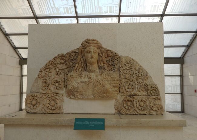 「ヨルダン博物館」は、首都アンマンにある博物館です。<br />2013年に開館しました。<br />先史時代、ナバテア時代、古代ローマ時代、イスラーム時代そして現代に至るまでの作品を所蔵しています。<br />特に有名なのは死海文書です。<br />死海文書は、当然イスラエルのエルサレムの博物館にあります。<br />ただ、主要な物はエルサレムにあるのですが、実はここヨルダン国立博物館にもあります。<br /><br />特に1952年にクムラン周辺の第3洞窟から発見された巻物は、銅板に文字を彫り込んで巻物状にしたものに、財宝の隠し場所を書いたものです。<br />通常の死海文書は羊皮紙、牛皮紙、パピルスなどに記していますので、銅板というのは特別感があります。<br />なお、財宝のありかに関しては、いまだ発見されていません。<br /><br />死海文書は、クムラン洞窟の巻物とも言われ、1946年から1956年までの10年間にクムラン洞窟で発見されました。<br />実際には11の洞窟から900巻前後の写本が発見されました。巻物の断片は10万枚にもなります。<br />聖書の聖典に含まれる最古の写本などが発見されました。<br />BC200年からAD68年頃にかけての物とわかると、世界中の宗教学者や考古学者たちが目の色を変えました。<br />これによってイエスが生きていた時代にユダヤ教がどのように信仰されていたかがわかります。<br /><br />ところで、旧約聖書には原本がありません。<br />この死海文書が発見される前までは、1番古い写本として10世紀にさのぼる「レニングラード写本」、またはヘブライ語聖書のアレッポ写本で、これも10世紀に成立してます。<br />ギリシャ語で記されたシナイ写本でも、4世紀のものでした。<br />ただ死海文書は、それらを遡って最古の写本です。<br /><br />ところで死海文書が発見された時は、まだイスラエルという国家はありませんでした。エルサレムの旧市街とヨルダン川西岸は、アンマンを都としたトランス・ヨルダン王国が統治していて、エルサレム新市街とイスラエルの国土は、イギリスの統治下でした。そのため、全てヨルダン政府の下にありました。<br /><br />ちなみにイスラエル考古庁が立ち上げたサイトで死海文書が閲覧できます。<br />ただ、ヨルダン博物館に所蔵している物ではありません。<br /><br />The Leon Levy Dead Sea Scrolls<br />www.deadseascrolls.org.il<br /><br /><br />【旅程】<br /><br />8月2日（水）<br />NRT 成田発　22時30分→DXB ドバイ着　<br />8月3日 4時10分着（EK0319便　エミレーツ航空）<br />↓<br />8月3日（木）<br />ドバイ空港　5時20分<br />ジュメイラ・パブリックビーチ　5時50分<br />ブルジュ・アル・アラブ・ジュメイラ 6時15分<br />ドバイ・フレーム　6時45分<br />ドバイ・モール　7時10分<br />ブルジュ・カリファ（ハリファ）　8時00分<br />ドバイ・モール　9時00分<br />ドバイ水族館　10時15分<br />↓<br />ドバイ国際空港　11時00分<br />↓<br />DXB ドバイ　14時05分発→AMM アンマン　16時00分<br />（EK903便　エミレーツ航空）　<br />↓<br />アンマン国際空港　17時15分　　<br />ペトラ（エドム・ペトラ）　20時10分　<br />エル・ハズネ（ペトラ・バイ・ナイト）　21時00分　<br />ホテル　22時30分　<br /><br />8月4日（金）<br />ホテル発　9時00分　<br />ペトラ遺跡　<br />シーク　9時30分　<br />エル・ハズネ　10時20分　<br />ローマ遺跡　11時10分　<br />ランチ（Basin Restrant）12時00分　<br />エド・ディル　13時40分　<br />カフェ　13時45分　<br />ビューポイント　14時10分　<br />ペトラ博物館　16時10分　<br />ホテル　17時15分　<br /><br />8月5日（土）<br />ホテル発　7時30分<br />モーゼの泉　7時45分<br />ネポ山　11時25分<br />マタバ　聖ジョージ教会　12時40分<br />ランチ　Haret Jdoudna Restaurant &amp; craft shops 13時00分<br />アンマン　アブドラ一世モスク　15時15分<br />ヨルダン博物館　16時05分　●<br />シタデル　17時15分<br />リージェンシー・パレス・ホテル　17時45分<br /><br />8月6日（日）<br />ホテル発　7時00分<br />サルト旧市街　7時35分<br />ジェラシュ遺跡　9時10分<br />↓<br />ヨルダン出国　11時45分<br />イスラエルへ入国　13時00分<br />↓<br />ティベリア　ランチ　14時05分<br />山上の垂訓教会　15時05分<br />パンと魚の奇跡の教会　15時45分<br />シナゴーグ　16時10分<br />カペナーム　16時40分<br />プリマ・ガリル・ホテル　17時10分<br /><br />8月7日（月）<br />ホテル発　7時30分<br />ナザレ<br />カナの婚礼教会　8時00分<br />マリアの井戸　8時55分<br />受胎告知教会　9時20分<br />聖ヨセフ教会　9時45分<br />ヨルダン渓谷　12時00分<br />ランチ　エリコ　Temptation Restaurant　12時45分<br />死海　14時35分<br />エルサレム　プリマ・パーク・ホテル　17時20分<br /><br />8月8（火）<br />ホテル発　7時00分<br />神殿の丘　7時30分<br />岩のドーム　7時50分<br />嘆きの壁　8時30分<br />シナゴーグ　8時55分<br />ヴィア・ドロローサ　9時10分<br />聖墳墓教会　10時15分<br />アルメニア教会　10時45分<br />シリア教会　11時15分<br />ランチ　Armenian Restaurant Bar「Bulghourji」11時45分<br />シオン門　13時00分<br />ダビデの墓　13時10分<br />鶏鳴教会　13時25分<br /><br />ベツレヘム<br />生誕教会　15時10分<br />ホテル　17時00分<br /><br />8月9日（水）<br />ホテル発　9時00分<br />オリーブ山 9時40分<br />主の泣かれた教会　10時00分<br />ゲッセマネの園　10時20分<br />万国民教会　10時25分<br />ベドウィンのテント　11時05分<br /><br />テルアビブ<br />ランチ　13時10分<br />港　14時00分<br />バウハウス時代の建築　14時35分　<br />↓<br />TLV テルアビブ空港　19時50分発→<br />DXBドバイ空港　23時59分着（EK932便　エミレーツ航空）<br />↓<br />8月10日（木）<br />DXBドバイ空港　2時40分発→NRT成田空港　17時35分着<br />（EK0318便）<br /><br /><br /><br /><br /><br />