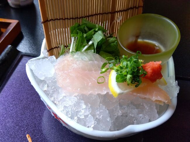 食べたいものリストメモから。なまずの刺身が食べたい。と群馬県板倉町に向かう途中に権現堂の彼岸花を見て来ました。今年の暑さのせいで開花がまだ、2分～3分咲で来週が見頃になるんでしょう。国道4号を北に仏壇やの信号。大堤を左折。国道354号を直進板倉ゴルフ場の先に目指す川魚 うおとし があります。なまず、こいのあらい、うなぎのセットにしました。