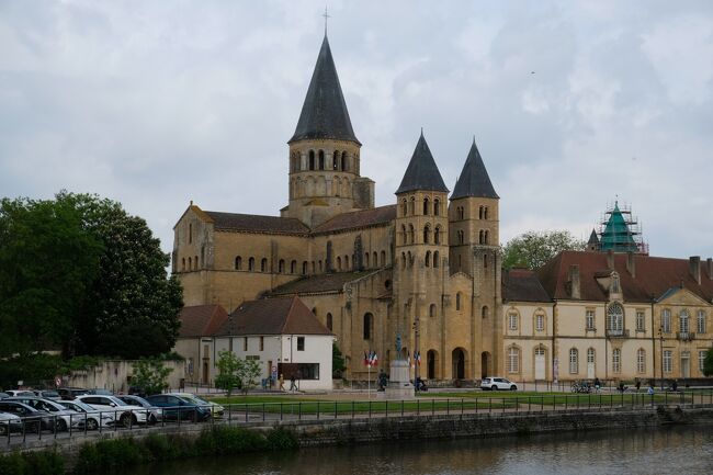コロナ禍あけを待って4年ぶりとなるロマネスク紀行の復活はベルギーからスタートしました。今回も車でオランダ、ドイツ、フランスを巡りました。８日目（5月12日）の行程の最後はシャロン＝シュル＝ソーヌ県のパレ・ル・モニアル(Paray-le-Monial)です。<br />