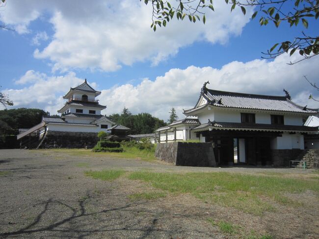 大人の休日倶楽部パスが発行された時、JR東日本管内都市を日帰りで観光しています。今回は令和5年9月、えきねっと予約でした。第三回目、宮城県白石市の散策報告です。白石城下片倉小十郎の関係する箇所や史跡を徒歩でめぐりました。名産には白石温麵(うーめん)があります。大分以前に来ましたが、ほとんど記憶にありません。白石城は平成7年に復元したそうですが、その前の訪れで、初めて来たのと同じでした。東京から東北新幹線で白石蔵王駅で降りるか、福島駅で乗り換えるか迷い、福島駅で乗り換える事にしました。以前は仙台駅までの快速が直ぐにあったのですが、今はなく福島駅でやや時間を潰して白石駅に行きました。35分位です。白石駅で降りたのは数人、ほとんど仙台駅行きに乗り換えて行きました。帰りも福島駅乗り換えで帰りました。仙台駅に行って帰るのも良いのですが。福島駅では駅弁福豆屋海苔のり弁887を買って帰りました。郡山駅の駅弁ですが、福島駅でも売っていました。福豆屋の有名な海苔弁は何回が食べたことがありますが、海苔のり弁887は初めてでした。