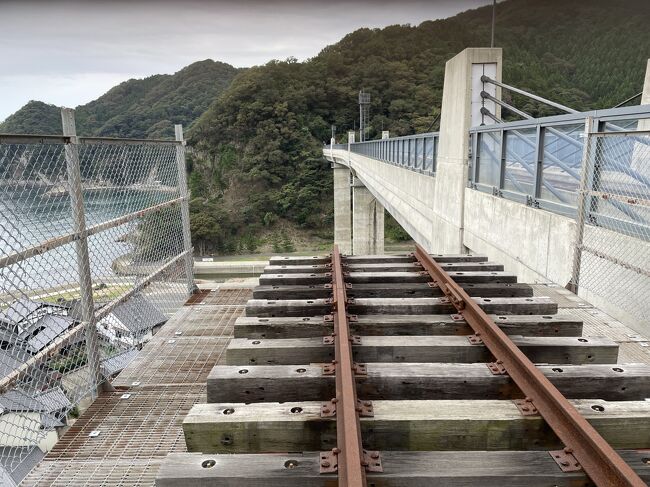 日本海側のドライブでは、途中の餘部鉄橋空の駅は見逃せません。かつて大事故があった餘部の旧鉄橋の一部を保存してあるのですが、ご心配なく、エレベータで快適に上れます。眼下には日本海に面した餘部の家々があるのですが、かなりの高さなので苦手な方は無理しない方がよろしいと思います。ＪＲ餘部駅にも直結していてここから列車にも乗れますが、残念ながら山陰本線は数が少なく、逢えませんでした。「（トワイライト）瑞風」用の表示がありました。過去と現在・未来とをつなぐ絶景駅です。<br />福知山にも行きたかったのですが今回は諦め、出石の街を目指します。現在は豊岡市となっています。<br />街の北に建つ出石神社は但馬國一宮であり、なかなか趣のある佇まいです。駐車場は西側徒歩３分くらいの所にあります。御朱印は、直書きと書き置き（コウノトリの絵入り）２種ありました。<br />街なかに入ってお城跡の前にある大手前駐車場に車を駐めました。城下街を散策です。出石城は時代の波に翻弄されながらも、関ヶ原の戦いで東軍についた小出秀家の功績が認められ、居城となったそうです。登城橋を渡って少し城内へ入りましょう。有子橋側には稲荷神社があります。<br />この城下町も風情があります。街のシンボル辰鼓楼や家老屋敷などを巡って散策するのがおすすめです。見知らぬおばあさんから声を掛けられました。先日片岡愛之助丈の歌舞伎が盛大に行なわれたことを誇らしげに語ってくれました。そばジェラートをいただいてから出石の街に別れを告げ、豊岡市内の但馬飛行場へ向かいます。<br />コウノトリ但馬空港という愛称を持つのですが、そこまでの道はほぼ施設が何も無く、ガソリンスタンドも有りませんでした。なので空港のレンタカーカウンターで現地精算も可能となっているのです。<br />搭乗前にはトイレに入ると思いますが、用を足さなくても一度個室へ。か～なり気分がアガるコックピット仕様になっております（笑）。<br />搭乗機はＪＡＬグループの日本エアコミューター（ＪＡＣ）が運航するＡＴＲ４２-６００型機。プラット＆ホイットニーカナダ PW127Mエンジンを搭載した、リージョナル航空機メーカーAvions De Transport Regional G.I.E（ATR）社の最新鋭ターボプロップ機（プロペラ機）です。が、忘れていました！ 小型機は機内持ち込み可能サイズが異なることを！！ ゆえに、いつも機内に持ち込んでいる旅の相棒であるサムソナイトの小型キャリーケースも預ける必要がありました・・・。お土産のうち瓶などのワレモノ（お酒とか）は手荷物で（笑）<br />https://youtu.be/KV88zw569ew?si=X71loxRYfoxbBhUI<br />革張りのゆったりとした快適なシートで、伊丹空港まで３５分のフライトでした。<br />https://youtu.be/D9Dde4YMeE4?si=-Dgyypnk8C9pxkiZ