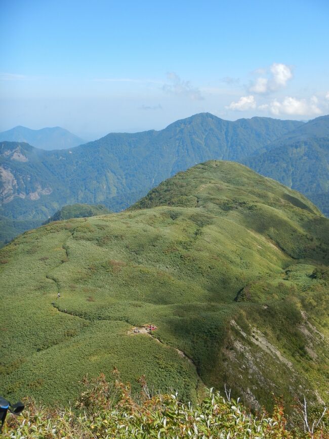 2023年9月の連休に雨飾山へ<br /><br />雨飾山は名前に魅かれて長年登りたい山の一つでした。<br />連休を利用してようやく行くことができました。<br /><br />日程<br />9月16日(土)：中央道ー安曇野ICー大王わさび園ー白馬(昼食&amp;買物）ー小谷村<br />　　　　　　　ー山田旅館(入浴）ー雨飾高原キャンプ場(泊)<br />9月17日(日)：雨飾山登山ー雨飾高原キャンプ場(撤収)ー雨飾荘(泊)<br />9月18日(月)：安曇野ドライブ&amp;買物ー安曇野ICー中央道･･･長い帰路<br /><br /><br />前泊した雨飾高原キャンプ場がとても良かったです。<br />雨飾山は急登の連続できつかった…<br />表紙写真は山頂付近から見た「女神の横顔」です。<br />