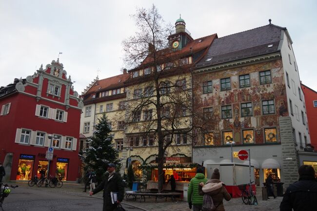 ２０２２年のクリスマスマーケットは、「美しきドイツ黒い森地方と６つのクリスマスマーケット」というツアーに参加しました。２０１９年以来、３年ぶりのクリスマスマーケットです。<br />　スイス航空でスイス・チューリッヒに入り、フランス・ストラスブール、ドイツ・ラヴェンナ渓谷、シュトゥットガルト、チュービンゲン、ホーエンツォレルン城、ウルム、コンスタンツとクリスマスマーケットを巡ってチューリッヒから帰国します。<br />　第７回は、ドイツとスイス・オーストリア３か国の国境となっているボーデン湖に面したコンスタンツです。ボーデン湖の西に張り出した半島と対岸のほんの一部の土地がドイツ領です。今回訪れるコンスタンツの旧市街は、半島部分ではなく、ライン川を渡った先の、周囲をスイス領に囲まれたとても狭い区域です。<br />クリスマスマーケットは、ボーデン湖に張り出したシュタット・ガルテンとマルクトシュテッテで盛大に行われています。自由時間は１時間。コンスタンツ駅のそばからマルクトシュテッテを西に向かい、ツェッペリンホテルを見てから聖シュテファン寺院を訪ね、大聖堂を見てからフェリーターミナルに戻って、夕暮れのクリスマスマーケットを巡りました。今回が最後の回になります。<br />