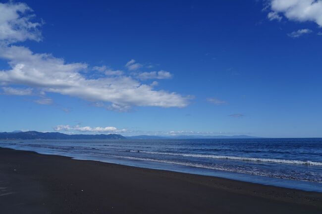 夏休みの消化を兼ねての旅の最後は、北の大地である。宿を探すと、土曜日のニセコの温泉宿が取れた。最近、乗客の減少と運転手不足により、路線バスの廃止や減便が増えているので、今のうちにニセコ界隈をもう一度旅しておくことにする。もう一泊は札幌が取れたので、初日は新函館北斗駅と札幌駅の間で途中下車することにした。思い付いたのが、これまで降りたことが無かった長万部である。長万部には、北海道新幹線の駅が出来る予定であるため、再開発される前に歩いてみようと思ったのだ。<br /><br />（2023.10.05投稿）