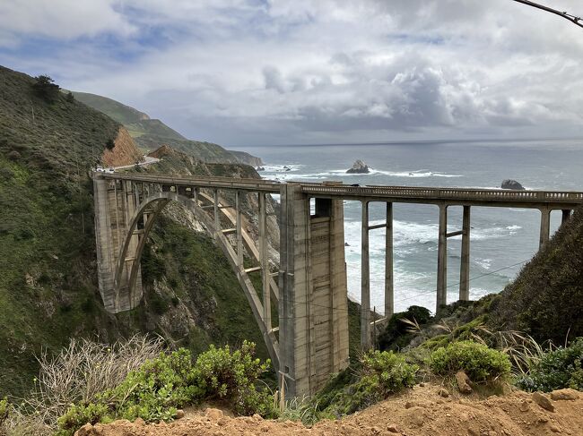 コロナも徐々に収まってきたので、ゴールデンウィークの時期(4/29-5/5)にカリフォルニア州に行くことにしました。当初はヨセミテ国立公園でハイキング三昧としたかったのですが、この冬のヨセミテは例年よりも積雪量が2-3倍もあり、自分たちが訪問する時期には雪解け水でヨセミテバレーが洪水となり、園内への入構が禁止されるという事態に。ヨセミテ国立公園のHPでもAlartが出ており、行けなくなりました。。。<br />https://www.arukikata.co.jp/web/article/item/3002450/<br /><br />　4/30-5/3までの間は訪問予定だったヨセミテには行けなくなり、日程を大幅に変更することになりました。5月なら雪もなくてヨセミテに行けるかと思っていたのですが、雪解け水は想定外でした。予定を変更して、ワインの産地として有名なサンルイスオビスポ、モントレー方面を訪問することに。<br /><br />日程は以下の通りです。<br />4/29  ボストンからサンフランシスコへ<br />　　  レンタカーにてサンノゼを経由して、マーセドまで移動<br />4/30　マーセドからサンルイスオビスポ(SLO)に移動<br />　　  Peaks Bishopのハイキング<br />5/1   サンルイスオビスポからモントレーへ<br />CA1号線のBig Surを観光<br />5/2　 モントレー<br />　　　ポイント・ロボス・ステート自然保護区<br />　　　キャナリーロウ<br />5/3　 サンフランシスコ方面に移動<br />　　　ギルロイプレミアムアウトレット、サンタクルズ<br />5/4　 ジョンミューアナショナルモニュメント<br />　　　サンフランシスコ市内観光<br />5/5　 サンフランシスコからボストンに移動<br />