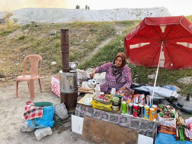 北フランス在住の日本人夫婦です。<br /><br />先ずはダイジェスト版としてトルコ3週間旅行をアップしました。<br />https://4travel.jp/travelogue/11854422<br /><br />10日目の夕方パムッカレ到着しました。翌日の夕方、夕日と共に今回の旅行のメインの一つ、パムッカレの石灰棚に行来ました。ここは一番楽しみにしていて、でも、色んな方の旅行記を見て今は水は枯れてガッカリ遺産とも学習し、期待せずに行きました。たとえガッカリしても、少年の頃、日本のタバコのCMや「なるほど・ザ・ワールド」等で見たこの場所、いつかどうしても来たかった場所でした。<br /><br />ここも参考になるサボワールさんのHP.<br />https://ca-voir.com/turkey-featured-jp/<br /><br />パムッカレ2泊滞在中の旅行記はすでに別々にアップしています。<br /><br />パムッカレ石灰棚と夕日の絶景<br />https://4travel.jp/travelogue/11856402<br /><br />通称「地下パムッカレ」のカクルック洞窟へ<br />https://4travel.jp/travelogue/11856193<br /><br />カラユハットの温泉公園<br />https://4travel.jp/travelogue/11856356<br /><br />パムッカレへの基点の町デニズリ<br />https://4travel.jp/travelogue/11856334<br /><br />パムッカレで最後の本旅行記、その他村の様子とお勧めレストランを紹介します。<br /><br />パムッカレで今回の旅行のちょうど折返し地点となりました。