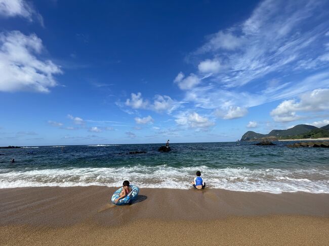 京都から車で2時間ほどの日本海側地域の丹後へ夏の思い出作りに。<br />行き先は、京丹後市丹後町間人（たいざ）。泳いだのは後（のち）ヶ浜海水浴場。すぐに深くなる砂浜だったけど、適度に岩場もあり楽しいごろでした。<br />近くには道の駅てんきてんき丹後があり地元のお土産も買えるし、満喫できます。