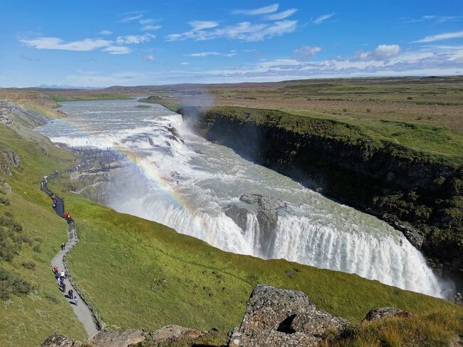 　今回の旅先はアイスランドとイギリス。イギリスに住む友達に会いに行くついでに自然豊かなアイスランドまで脚を伸ばすことにした。アイスランドは氷河や火山、滝など魅力がいっぱい。どこまでも続く絶景と癒しの旅となった。<br /><br />　一方でイギリスはロンドンを中心に大英博物館、友達が住む郊外のリー・オン・シー。そして、古い良き田舎街のコッツウォルズを巡った。イギリス情緒ある町並みと文化、歴史を感じる旅となった。<br /><br />3日目はアイスランド定番のゴールデンサークルツアー。世界遺産のシンクヴェトリル国立公園、ゲイシールの間欠泉、グトルフォスの滝の3つの観光スポットを巡った。<br /><br />□1日目（2023/8/10）　関空～香港<br />□2日目（2023/8/11）　香港～ロンドン～レイキャビク<br />■3日目（2023/8/12）　ゴールデンサークルツアー<br />□4日目（2023/8/13）　ヨークルスアゥルロゥン氷河湖ツアー<br />□5日目（2023/8/14）　火山サイトツアー<br />□6日目（2023/8/15）　レイキャビク～ロンドン<br />□7日目（2023/8/16）　大英博物館とリー・オン・シー<br />□8日目（2023/8/17）　コッツウォルズツアー<br />□9日目（2023/8/18）　ロンドン～ドバイ<br />□10日目（2023/8/19）　ドバイ～関空<br /><br />※イギリスに住む友達は旅の企画段階で突然亡くなりました。小学校からの友達でイギリスで会うのをとても楽しみにしていましたが夢叶わず。亡き友に捧ぐ旅となりました。<br />※航空券と宿はExpedia、現地のツアーや移動はGetYourGuideで事前に手配しました。