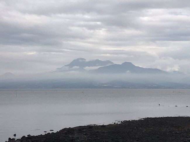 コロナ禍で海外に行けず溜まっていたマイレージ消滅の期限が迫って来ました。もちろん手続きをすれば延長することはできますが、せっかくなので特典航空券として使ってみたくなりました。といっても欧州へどーんと行けるほど貯まってはいないし、規制が緩み始めたとはいえ海外旅行は周囲の状況からすると、もう少し様子を見た方がよさそうなので、ここは国内に目を向けてみました。できれば北海道や沖縄など人気の旅先を予約したいところですが、ANAの特典航空券予約解禁日に多勢を制してGetする自信は無かったので、多少取りやすそうな長崎に狙いをつけてなんとかGetしました。長崎は行ってみたかった軍艦島、2022年9月に開業したばかりの西九州新幹線や異国情緒溢れる街並みとの再会も魅力的です。今回はついでにレンタカーを借り、佐世保など県内各地にも足を延ばしてみようと計画しました。前回の神戸に引き続き国内街歩きについて新たな発見もあり、充実した旅行になりました。<br /><br />日程は以下の通りです。<br /><br />1日目（11/17）　羽田 ⇒ 長崎空港・・・大村市内<br />2日目（11/18）  大村・・・（西九州新幹線）・・・長崎・・・軍艦島クルーズ・・・市内観光<br />3日目（11/19）  長崎・・・（レンタカー）・・・西海橋、佐世保・・・長崎<br />4日目（11/20）  長崎早朝散歩・・・長崎空港 ⇒ 羽田