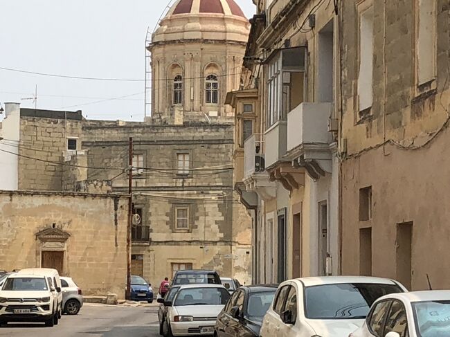 マルタの無名な街は　当地の　生活と　食事がわかり　楽しいです。教会が３5０もあるそうで　町の数より多く　カトリック国、<br />でも現代では　モスリムの人もいるみたい。　なっと言っても　ヴァレッタ（バレッタ）との違いが面白い。<br />乾燥していて、サボテンも多く　北アフリカのチュニジアみたいでした。治安は非常に良いと思います。<br />なお、通常のレストランで出る料理の量は多く　肥満がヨーロッパ　一だそうです。<br />後英国の統治下にあったので、交差点がイギリス流で、ラウンドアバウト<br />信号もなく　渡るのに　苦労する。<br /><br />https://youtu.be/PmETzXaA3TU