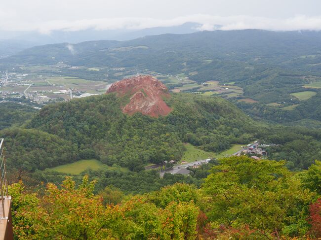 ９月２８日（木）雨のち晴れ<br /><br />２日目は、北海道中央バスの定期観光バスで支笏湖・洞爺湖を周遊します。<br /><br />市街を抜けるまでは曇りでしたが、芸術の森に差し掛かるころからあいにくの雨。昼過ぎまで一時激しく降る場面もありましたが、有珠山ロープウェイに乗るころには雨が上がり、徐々に晴れ間が広がってきました。