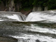 東洋のナイアガラとは情けなや　《　群馬県・吹割の滝　》