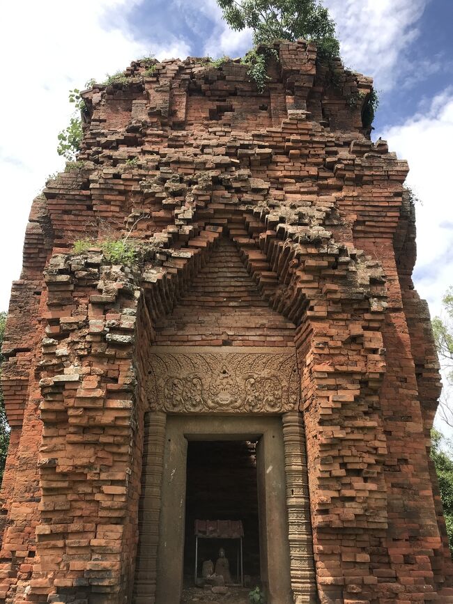 お米や果物の産地としてカンボジアで一番有名なバッタムバン州の古い遺跡を1箇所ご紹介します。<br /><br />市内からタイ国境に接しているパイレン地域に至る道路沿いに目立たない小さな遺跡が一つありますが、一般人が殆ど通り過ぎてます。<br /><br />そこはスナン寺院といい、道路沿いに西スナン寺院、近代的なお寺の後ろに東スナン寺院があり、研究者か一般人がお寺なお祭りに行くついでに立ち寄ったりしています。<br /><br />西スナン寺院も東スナン寺院も記録が残っていないためいつ頃建てられたか、未だに不明ですが、全体の形から見ると、10世紀末の建物だろうと言われてます。<br />