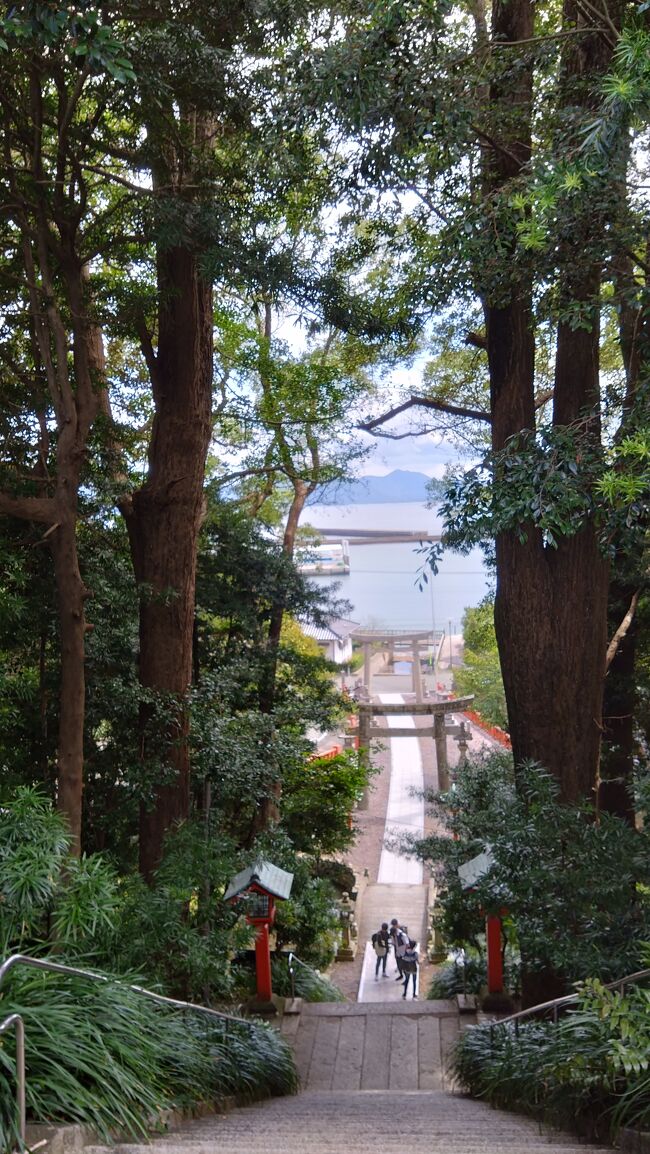 宗像大社の祭神である宗像三女神は、日本書紀で道主貴(最も尊い神)に位置付けられる存在です。(ほかは、伊勢神宮の天照大神/出雲大社の大国主命のみ。)<br />天照大神は、孫の瓊瓊杵尊(ニニギノミコト)へ地上への降臨させ、地上の統治を命じました。この神勅は天孫降臨と呼ばれ、日本国憲法発布まで我が国が皇室をいただく根拠となりました。天孫降臨に先立ち、天照大神の命を受けて降臨し、統治基盤を整備したのが宗像三女神です。<br />宗像大社の宮司を務めた豪族宗像氏は何故国家の重要ポジションに就いたのか?境内の位置する3つ宮から紐解きます。<br />ひと筆書きの位置情報も参考にしてみて下さい。<br /><br />出雲大社/大国主命の旅行記↓<br />https://4travel.jp/travelogue/11801656<br /><br />