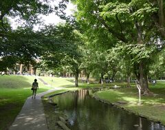 2023年 夏の北海道(24) JR札幌駅から、徒歩５分。"北大のキャンパス" は、緑と水の豊かな贅沢な空間だった！