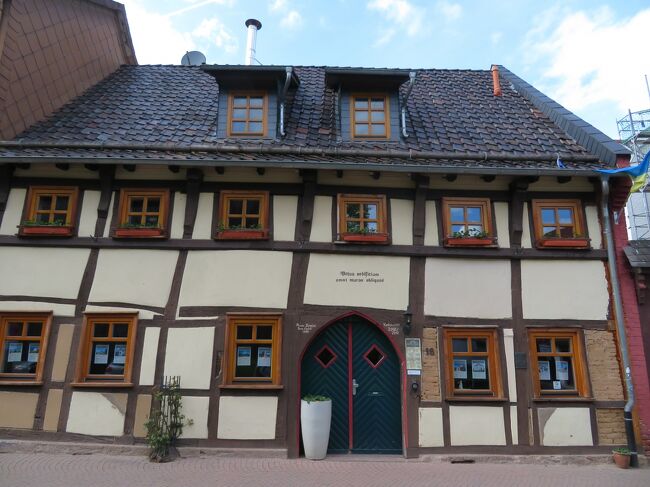 2023年5月6日（土）バートゾーデンアレンドルフに行った後、6年ぶりにHann. Münden　ハン・ミュンデンに行き、その後に列車で14分ぐらいで行けるWitzenhausen 　ヴィッツェンハウゼンという街に足を運んでみました。表紙のフォトは木組みの家が建ち並ぶ一角にあるとても歪んだ家です。フォトでこれだけ歪んで見えるので、実際は、物凄く歪んでいます。この建物の扉の入口にある品がとてもユニークでした。<br /><br />Liebfrauenkirche　リープフラウエン教会は、テューリンゲンの地主たちによって建設されたようです。そして町の中心に位置しています。1266年に教区教会（parochialis ecclesia S.Marie）として告げられているようです。当初はヘッセン州の地主たちが後援者だったそうです。1368年に宗教改革までの間、彼らはカッセルの聖マルティン修道院に教会を譲渡したそうです。<br /><br />&lt;旅行日程＞<br />0426 羽田国際空港→Mainz<br />0427 Mainz→Metzingen(Wurtt) →Dettingen → Bad Urach→<br />　　　　Tubingen←▲NG DB遅延で行けず、Mainz　マインツに戻る<br />0428　Mainz→Ladenburg→Weinheim→Heppenheim ←▲NG DB遅延<br />0429　Mainz→Rudesheim(Rhein)→Alsheim<br />0430　Mainz→Munchen　移動<br />0501 Munchen →Starnberg→Tutzing→Murnau→Weilheim→Munchen<br />0502 Munchen →Gunzburg→Ulm→Giengen<br />0503　Munchen→ Freising<br />0504　Munchen →Hannover　移動<br />0505　Hannover →Lübeck→Hamburg<br />★0506 Hannover →Bad Sooden-Allendorf　→Hann Münden→Witzenhausen Nord<br />0507 Hannover →Wernigerode→Quedlinburg→Goslar<br />0508　Hannover →Rinteln→Hameln→Hildesheim→Elze(Han)<br />0509　Hannover →Paderborn→Höxter→Holzminden<br />0510　Hannover →Mainz→Bachrach　移動<br />0511　Mainz→Cochem→Koblenz<br />0512 Mainz→Bad Wimpfen→Heidelberg<br />0513　Mainz→Köln<br />0514　Mainz→Limburg→Idstein<br />0515　Mainz