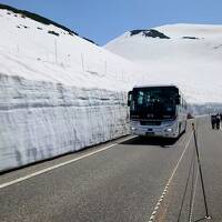 お一人様限定ツアー参加。立山黒部アルペンルート雪の大谷ウォークと上高地・兼六園・飛騨高山の旅　