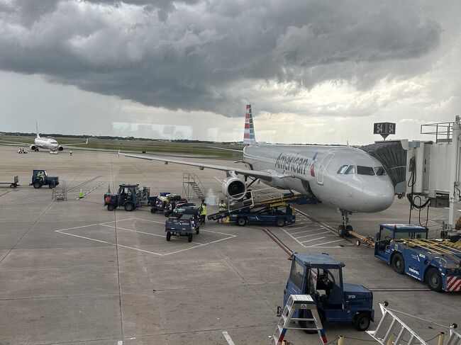 今回の世界一周旅行で遭遇してしまった荷物トラブルに関して記載します。<br /><br />オーランド国際空港からパリ・シャルルドゴール空港に向かう時のことです。<br /><br />オーランド国際空港で出発直前に雷雨があり、預けた手荷物を外に放置のまま地上職員は屋根のある場所に避難しました。手荷物にシートなど雨をよけるものはかぶされることなく、雨の降る中野ざらしにされました。