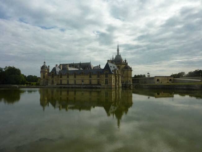 2023年7月9日～16日に旅行してきたオランダ、ベルギー、フランスのフランスについて綴ってみました。旅行はツアーを利用しています。<br />【方法】<br />ベルギーのブリュッセルよりツアーのバスでフランスに入国。<br /><br />主な訪問地や名所は下記の通りです。<br />１．ランス(ノートルダム大聖堂、シャンパーニュセラー、藤田礼拝堂)<br />２．シャンティ(シャンティ城、競馬場)<br />３．パリ(バスティーユ要塞(牢獄)、ヴェルサイユ宮殿)<br />