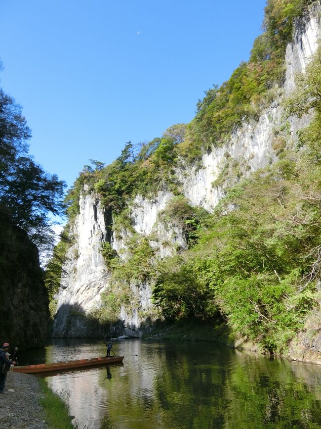 栗駒山の紅葉は神の絨毯と言われおり、1度は見てみたいと思っていました。<br />例年だとすでに落葉の時期ですが、今年は猛暑のせいでかなり遅れて紅葉が始まり、10月の3連休に行ってきました。<br />猛暑のせいなのか、まだピークになっていなかったのか、全山が紅葉に染まる神の絨毯には程遠い出来のようですが、初めて見る者としては十分に紅葉を楽しむことができました。<br /><br />予定では、10/7に登山をするつもりでしたが、天気を見ると強風の予報でしたので10/8に変更、10/7は一関と平泉の観光に変更しました。<br /><br />10/6　夕方に新幹線でくりこま高原まで　　　　　アネックスホテルアベ泊<br /><br />10/7　猊鼻渓の川下り　厳美渓で散策　毛越寺　中尊寺　達谷窟毘沙門堂　<br />　　　　喜の川で夕食　　　　　　　　　　　　　　　　　蔵ホテル一関泊<br /><br />10/8　栗駒山登山　くりこま高原から新幹線で帰宅