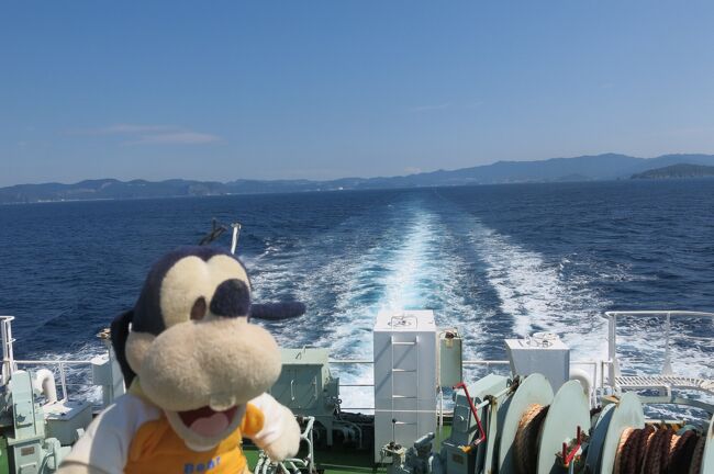グーちゃんだよ。<br />長崎フェリーターミナルから<br />フェリーで「舞い上がれ」の五島に向かうよ。<br />さすがに平日なの。<br />フェリー利用者はまばらだし、海は穏やかだし<br />のんびり船旅なの！！