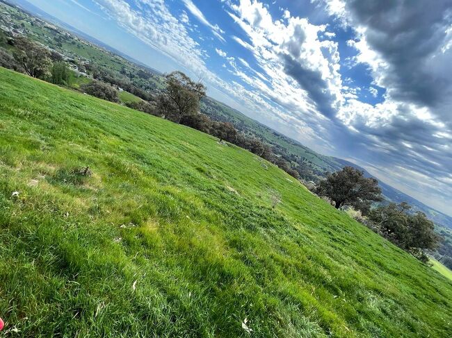 ワーキングホリデーで最初に訪れた村、Tumbarumbaをちょっとだけ紹介します。<br /><br /><br />羽田→シドニー→wagga wagga 空港で行きました。