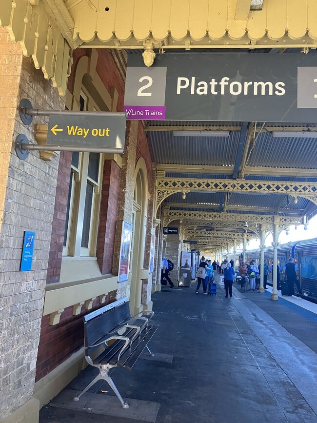 ホストファミリーに送迎してもらいTumbarumbaからWagga Waggaへ。<br /><br />その後 予約制の電車、NSW train linkを使い、Alburyへお引っ越しします。
